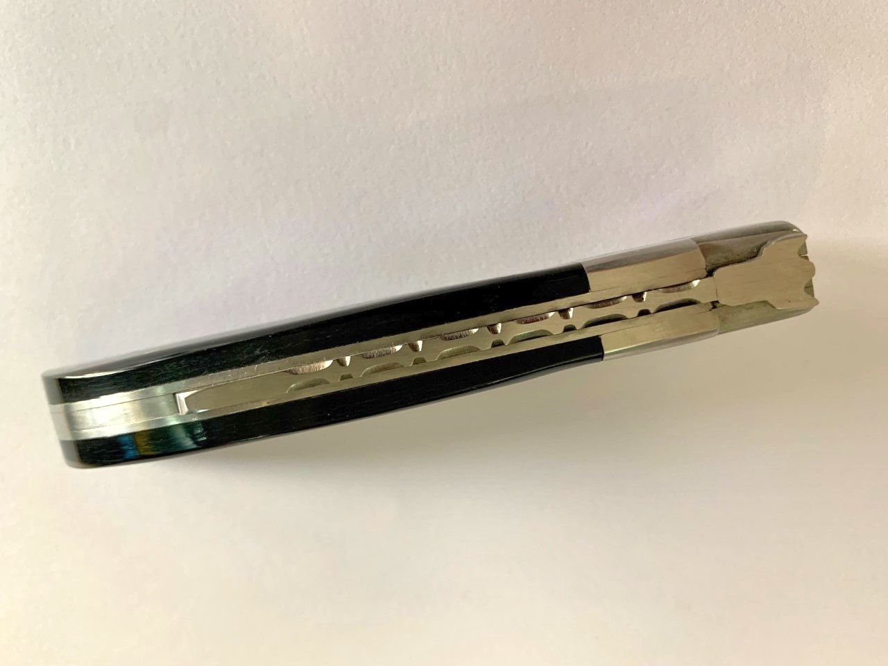 Couteau régional pliant 'Le Camarguais N°12 Trident Forgé Ciselé 10,5 cm pointe de corne noire