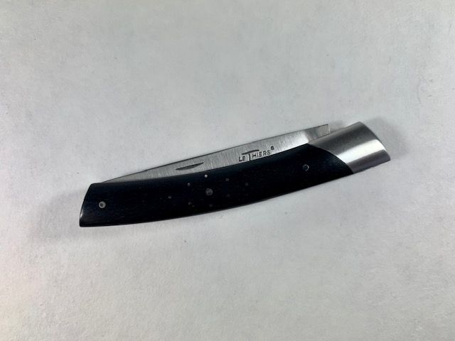 Le Thiers Couteaux de poche 'Le Compact' par Chambriard. Manche ebene piquete, lame acier inox.