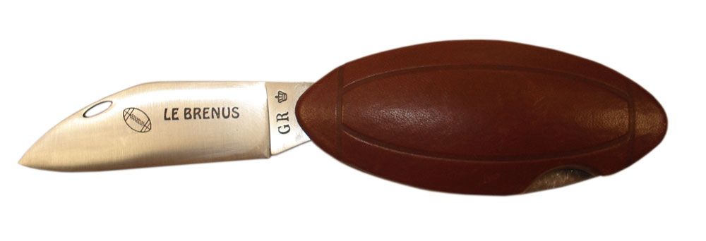 Le couteau Brenus en forme de ballon de rugby. Lame 9cm inox manche en cuir
