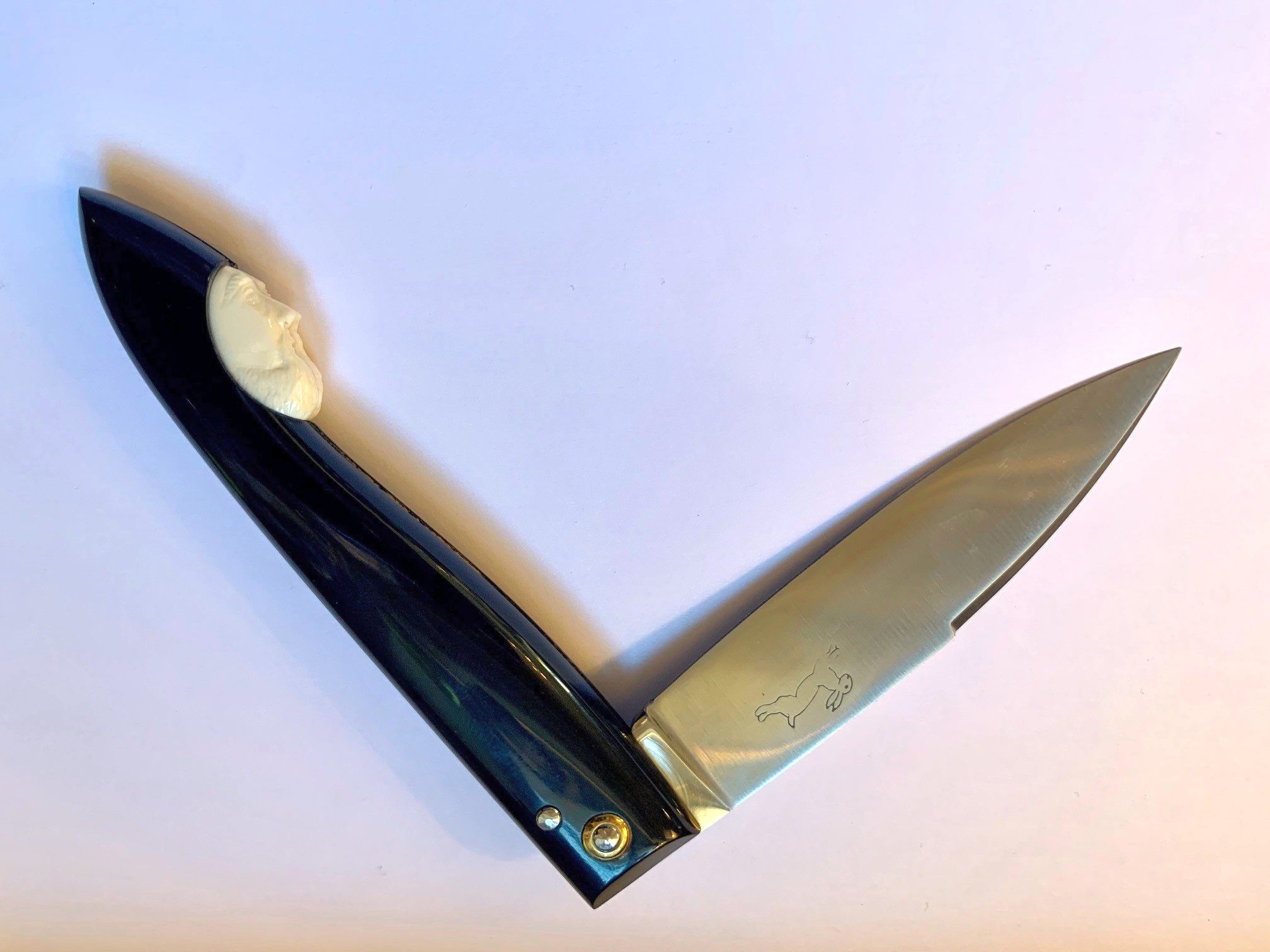 Capucin couteau de collection 'Le Moine' sculpture tête, manche dent de phacochère, lame acier carbone 10cm