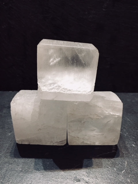 Pierre d'Alun en Forme de 80g Cube Poli - Potassium 100% Naturelle