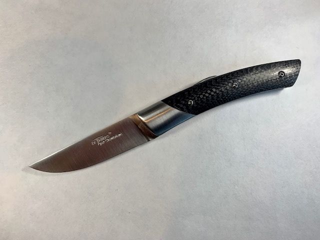 Le Thiers Couteaux de poche 'Le Trappeur' par Chambriard. Manche fibre de carbone, lame acier rasoir.