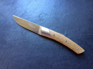 Le Thiers Couteaux de poche 'Le Trappeur' par Chambriard. Manche chêne, lame acier rasoir.