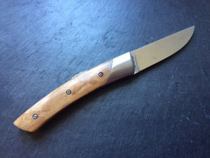 Le Thiers Couteaux de poche 'Le Trappeur' par Chambriard. Manche olivier, lame acier rasoir.